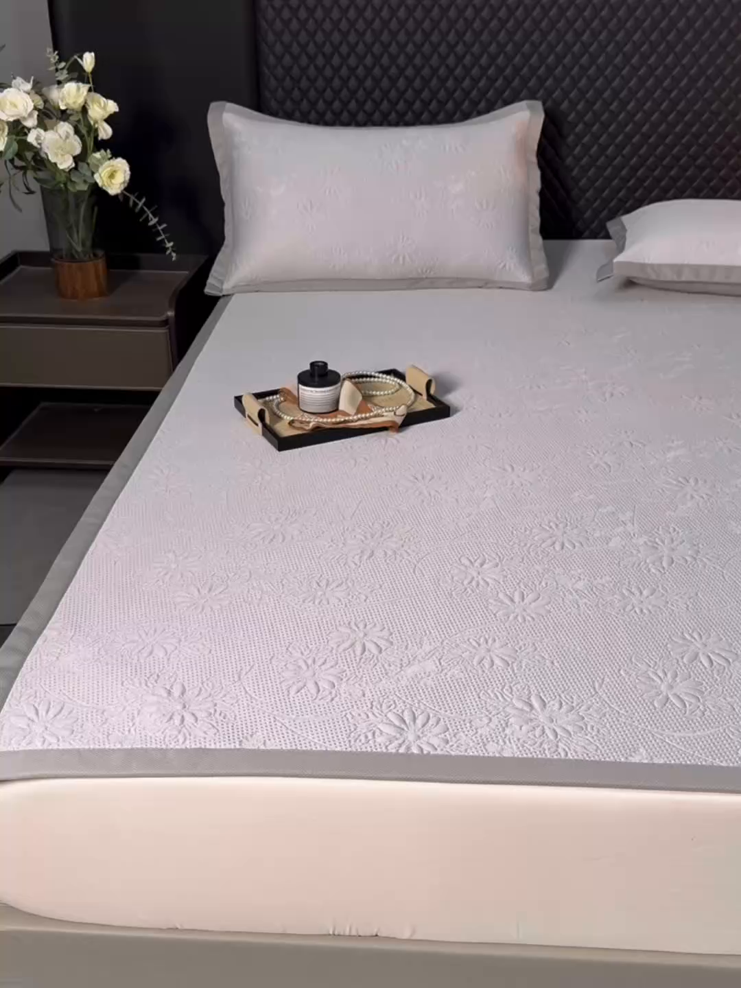 91家纺网 家纺一手货源 找家纺 库里梦家纺 2026新款轻奢高克重复合PE高分子凉席床笠三件套-素瑾 素瑾-灰色床席款