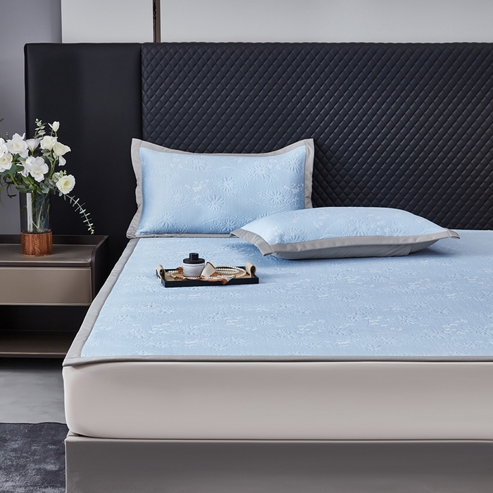 91家纺网 家纺一手货源 找家纺 库里梦家纺 2026新款轻奢高克重复合PE高分子凉席床笠三件套-素瑾 素瑾-蓝色床席款