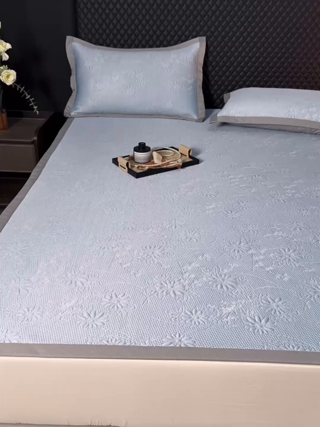 91家纺网 家纺一手货源 找家纺 库里梦家纺 2026新款轻奢高克重复合PE高分子凉席床笠三件套-素瑾 素瑾-蓝色床席款