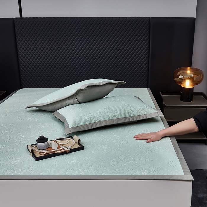 91家纺网 家纺一手货源 找家纺 库里梦家纺 2026新款轻奢高克重复合PE高分子凉席床笠三件套-素瑾 素瑾-绿色床席款