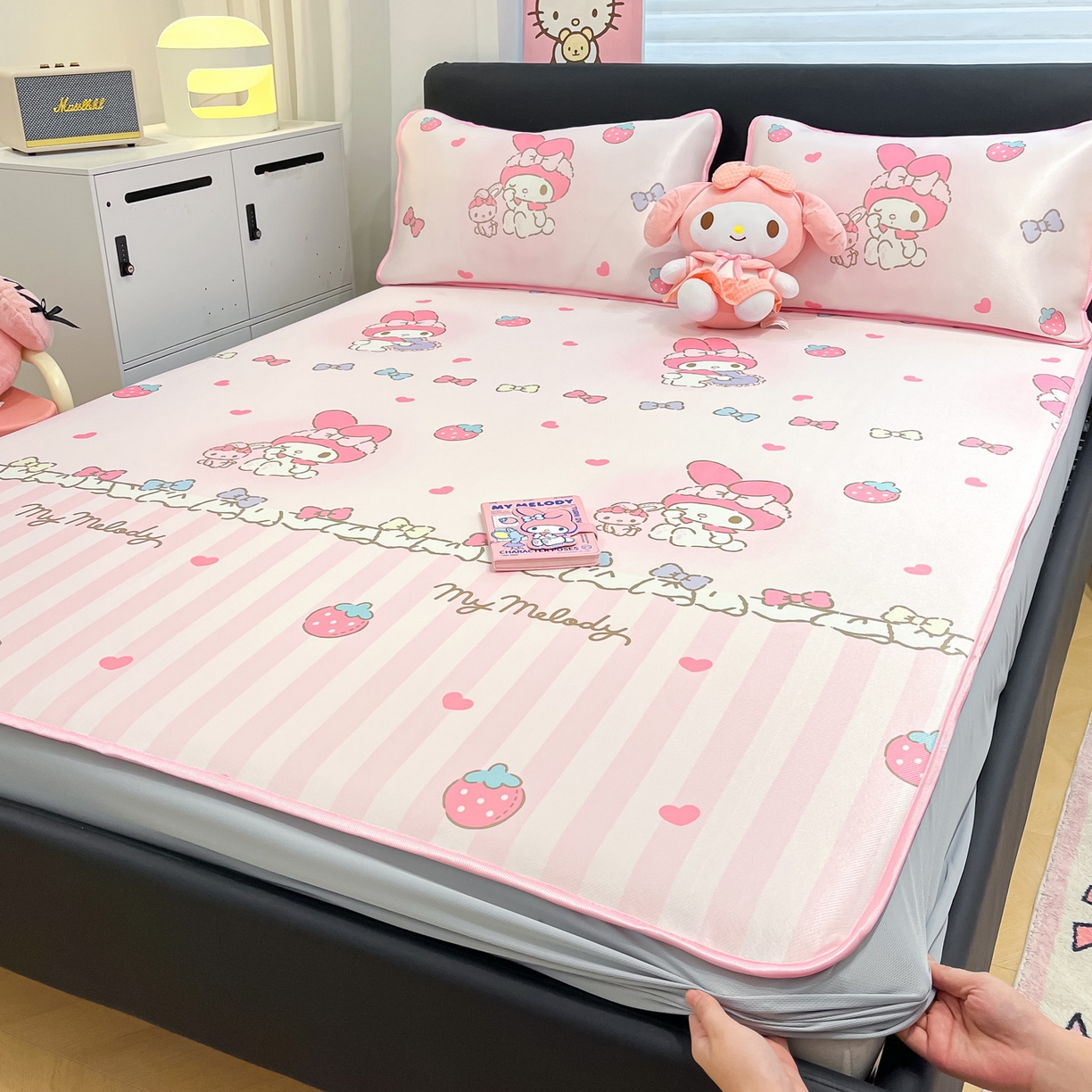 91家纺网 家纺一手货源 找家纺 暮思家居 2026新款三丽鸥正版授权数码印花A类可机洗1200D冰丝凉席三件套床笠款系列 床笠款-洋娃娃美乐蒂