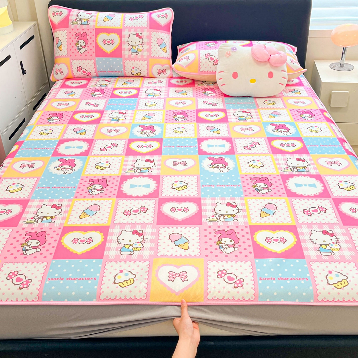 91家纺网 家纺一手货源 找家纺 暮思家居 2026新款三丽鸥正版授权数码印花A类可机洗1200D冰丝凉席三件套床笠款系列 床笠款-KT美乐蒂