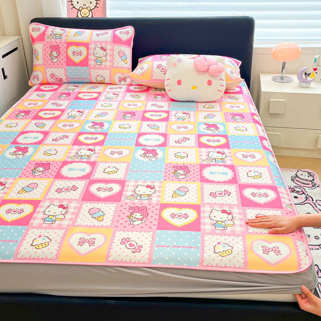 91家纺网 家纺一手货源 找家纺 暮思家居 2026新款三丽鸥正版授权数码印花A类可机洗1200D冰丝凉席三件套床笠款系列 床笠款-KT美乐蒂