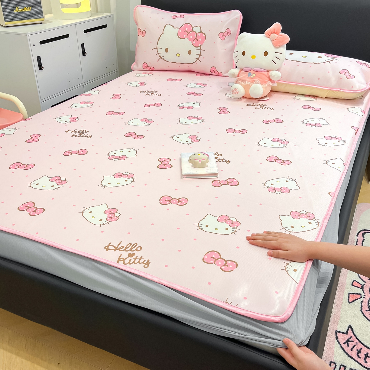 91家纺网 家纺一手货源 找家纺 暮思家居 2026新款三丽鸥正版授权数码印花A类可机洗1200D冰丝凉席三件套床笠款系列 床笠款-可爱KT