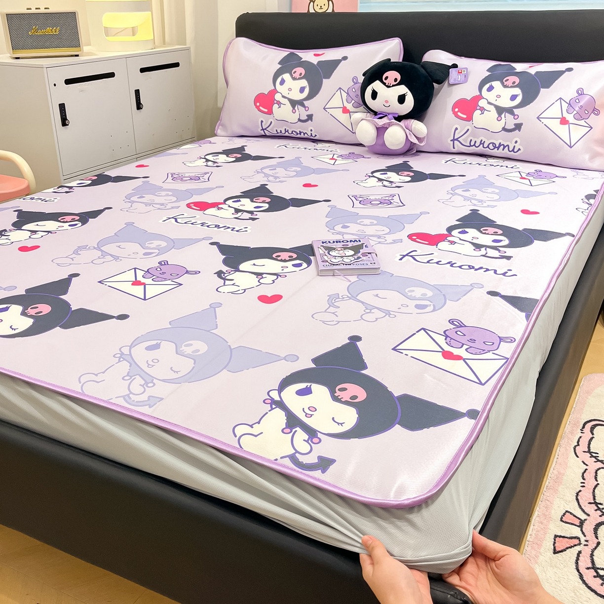 91家纺网 家纺一手货源 找家纺 暮思家居 2026新款三丽鸥正版授权数码印花A类可机洗1200D冰丝凉席三件套床笠款系列 床笠款-巴库库洛米