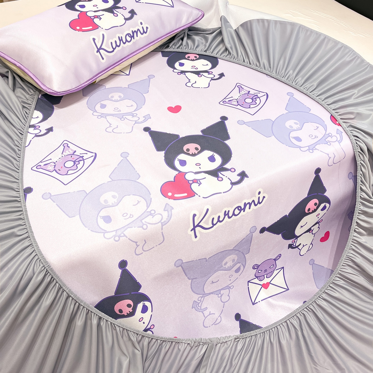 91家纺网 家纺一手货源 找家纺 暮思家居 2026新款三丽鸥正版授权数码印花A类可机洗1200D冰丝凉席三件套床笠款系列 床笠款-巴库库洛米