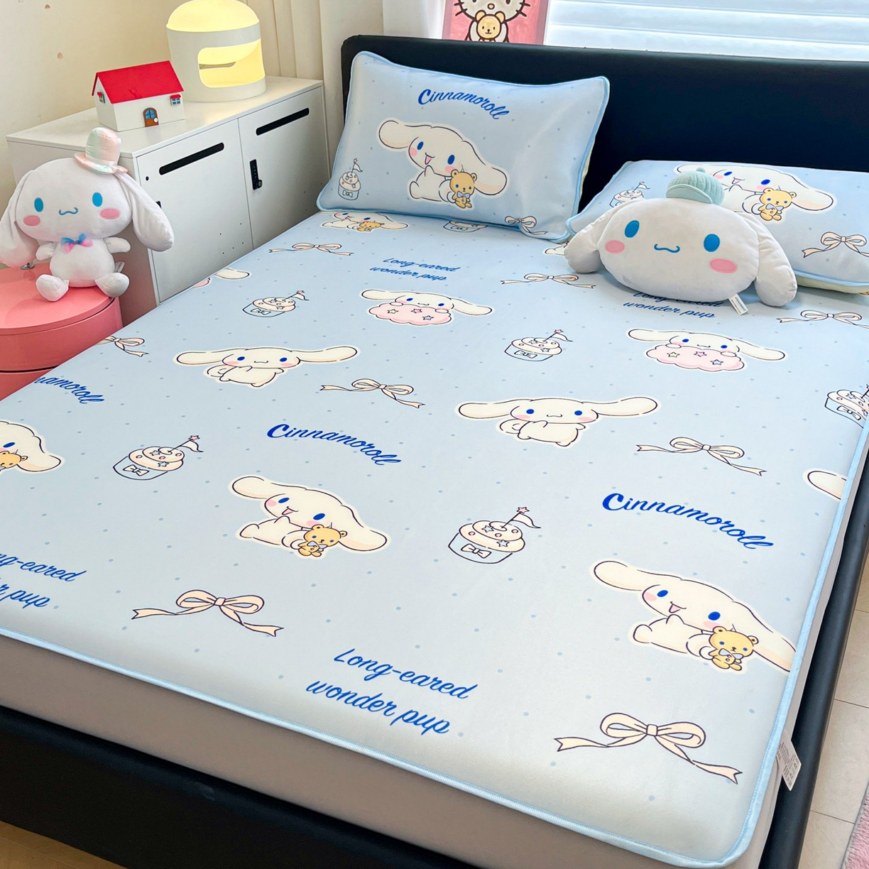 91家纺网 家纺一手货源 找家纺 暮思家居 2026新款三丽鸥正版授权数码印花A类可机洗1200D冰丝凉席三件套床笠款系列 床笠款-点点玉桂狗