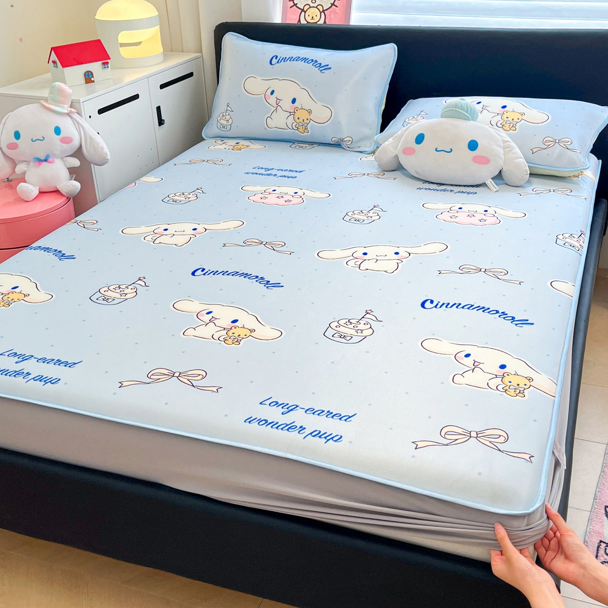 91家纺网 家纺一手货源 找家纺 暮思家居 2026新款三丽鸥正版授权数码印花A类可机洗1200D冰丝凉席三件套床笠款系列 床笠款-点点玉桂狗