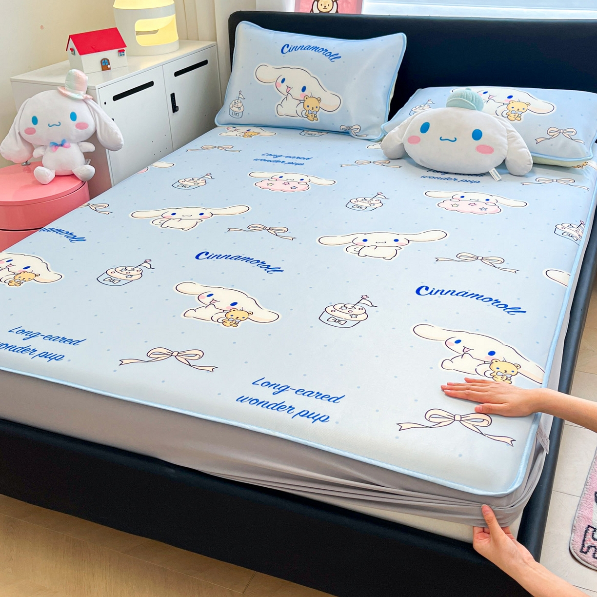 91家纺网 家纺一手货源 找家纺 暮思家居 2026新款三丽鸥正版授权数码印花A类可机洗1200D冰丝凉席三件套床笠款系列 床笠款-点点玉桂狗