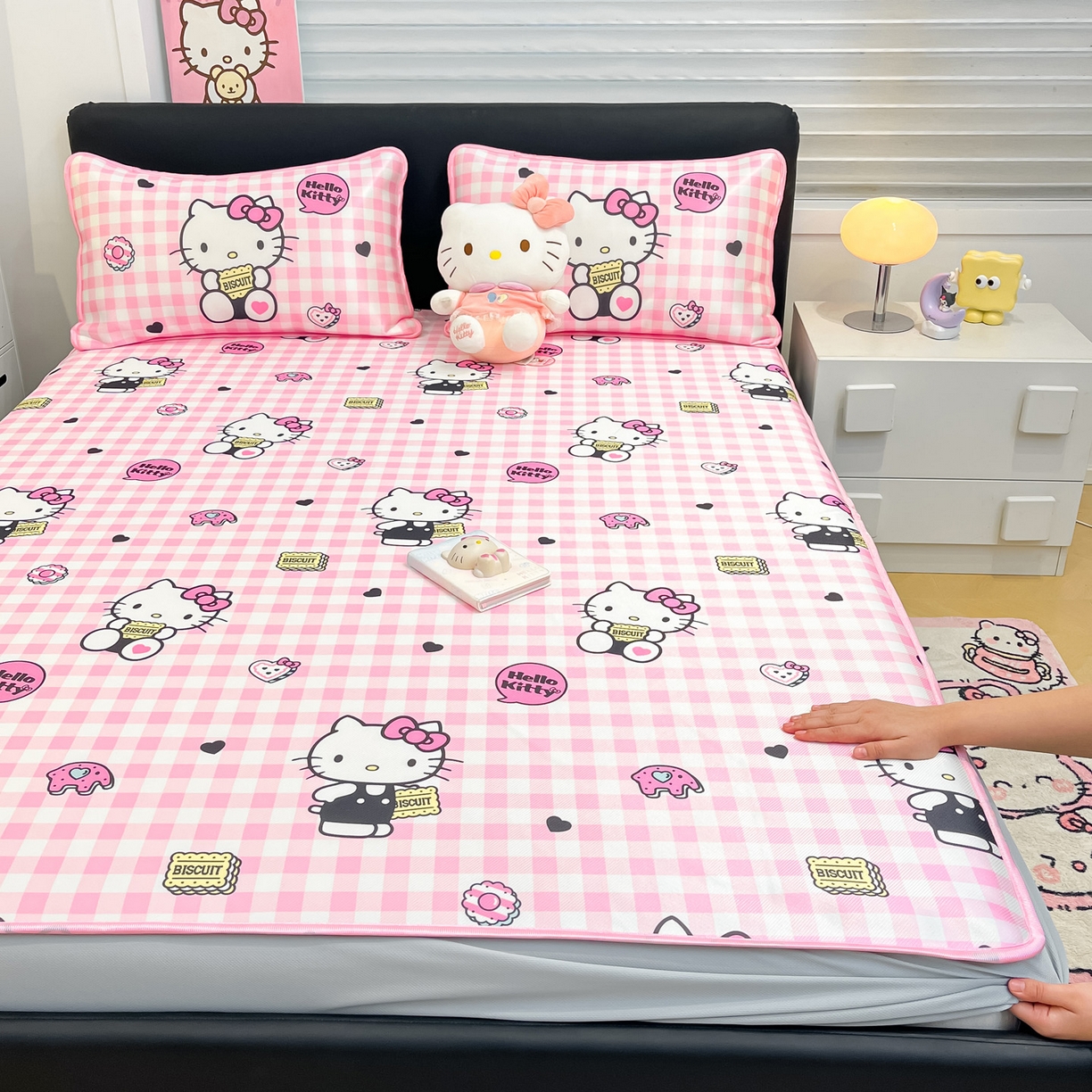 91家纺网 家纺一手货源 找家纺 暮思家居 2026新款三丽鸥正版授权数码印花A类可机洗1200D冰丝凉席三件套床笠款系列 床笠款-粉格KT