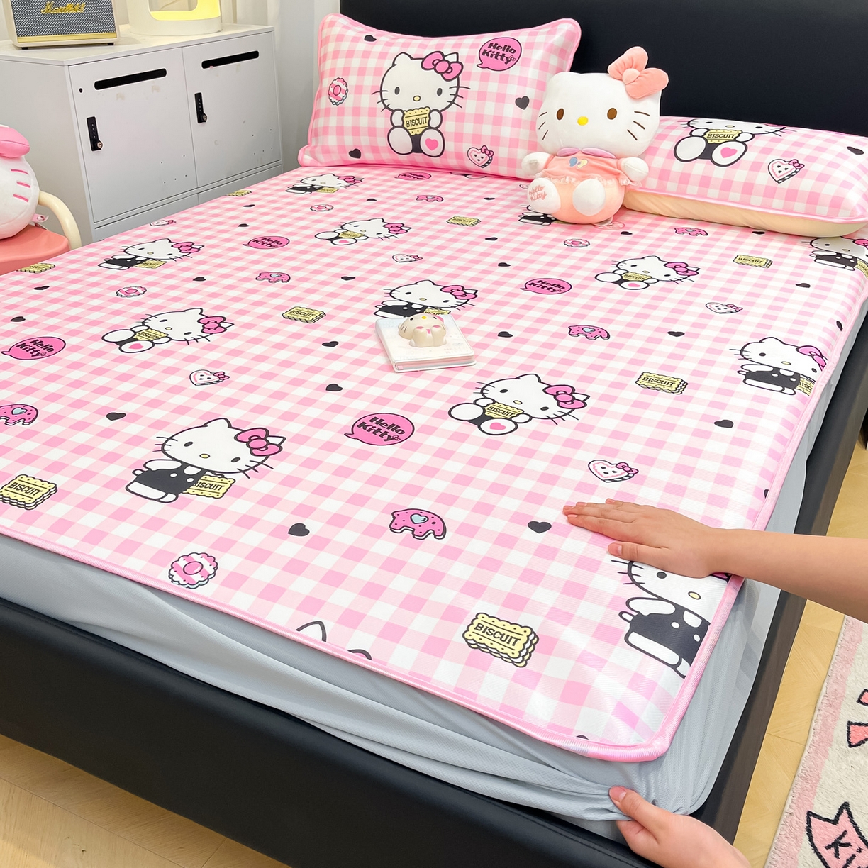 91家纺网 家纺一手货源 找家纺 暮思家居 2026新款三丽鸥正版授权数码印花A类可机洗1200D冰丝凉席三件套床笠款系列 床笠款-粉格KT