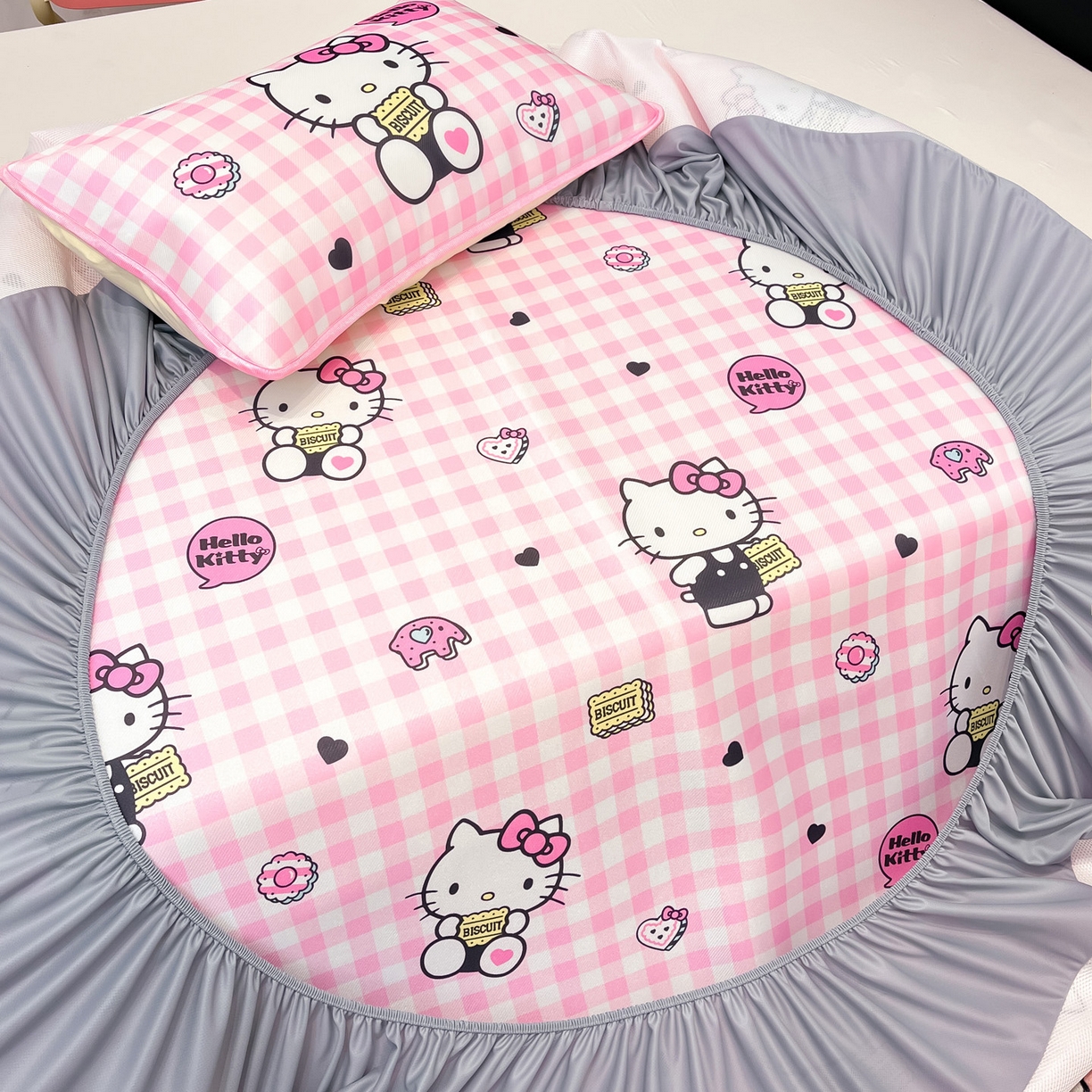 91家纺网 家纺一手货源 找家纺 暮思家居 2026新款三丽鸥正版授权数码印花A类可机洗1200D冰丝凉席三件套床笠款系列 床笠款-粉格KT