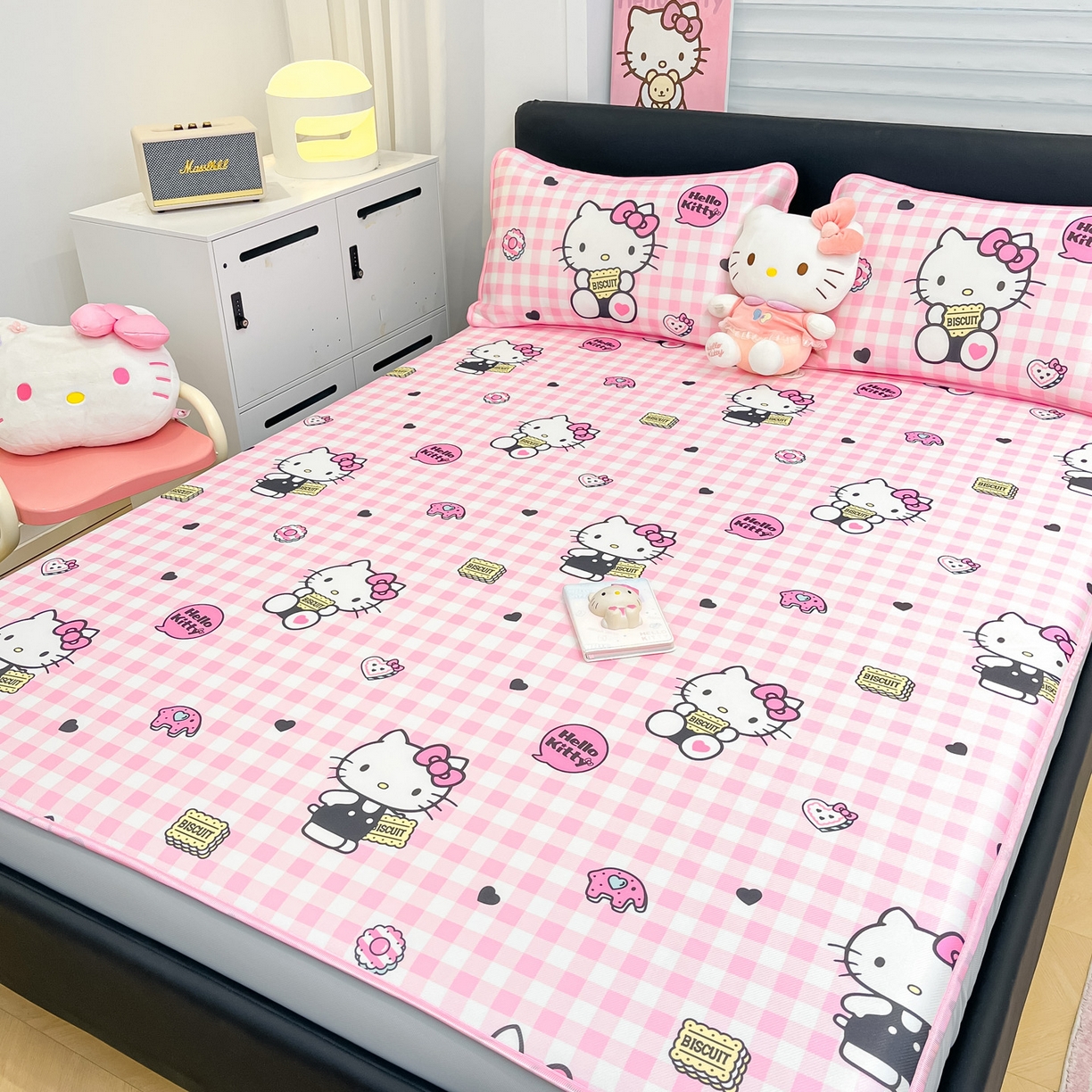 91家纺网 家纺一手货源 找家纺 暮思家居 2026新款三丽鸥正版授权数码印花A类可机洗1200D冰丝凉席三件套床笠款系列 床笠款-粉格KT