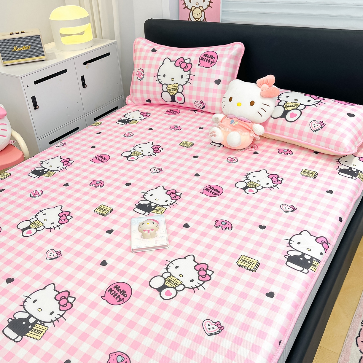 91家纺网 家纺一手货源 找家纺 暮思家居 2026新款三丽鸥正版授权数码印花A类可机洗1200D冰丝凉席三件套床笠款系列 床笠款-粉格KT