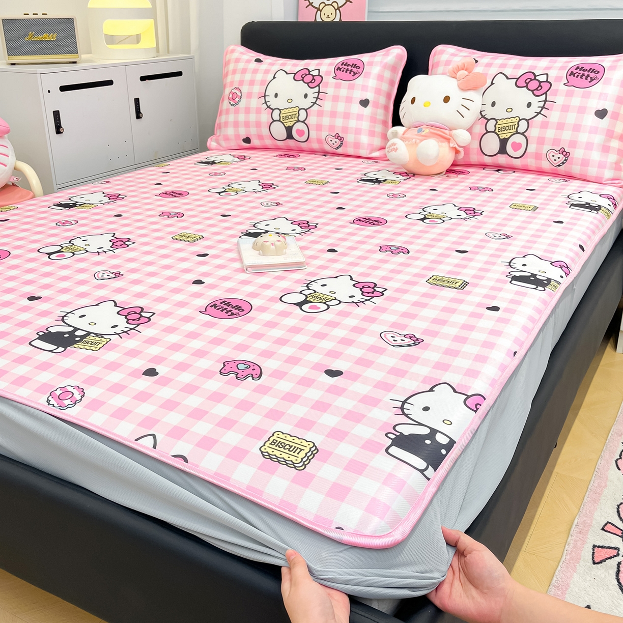 91家纺网 家纺一手货源 找家纺 暮思家居 2026新款三丽鸥正版授权数码印花A类可机洗1200D冰丝凉席三件套床笠款系列 床笠款-粉格KT