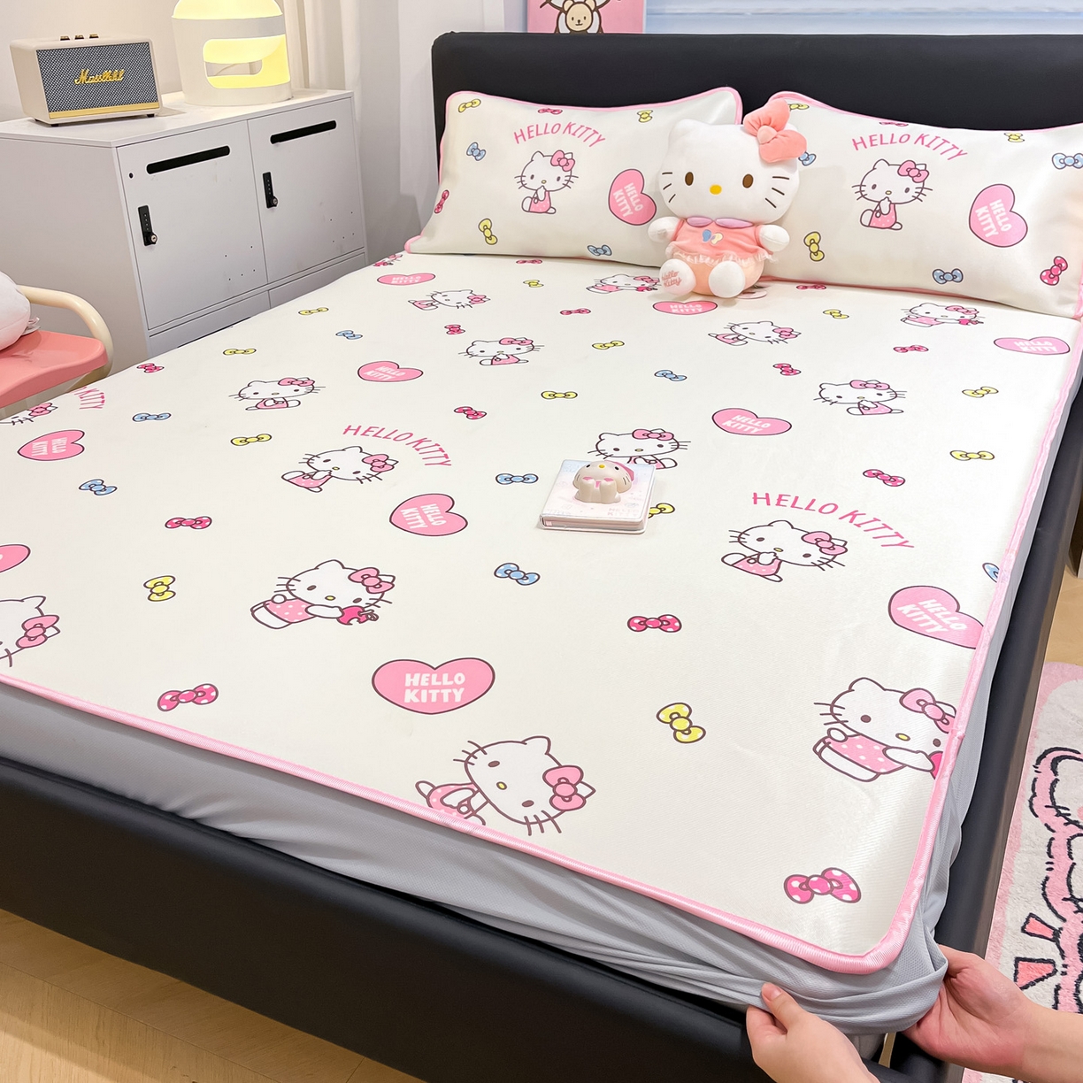 91家纺网 家纺一手货源 找家纺 暮思家居 2026新款三丽鸥正版授权数码印花A类可机洗1200D冰丝凉席三件套床笠款系列 床笠款-公主KT