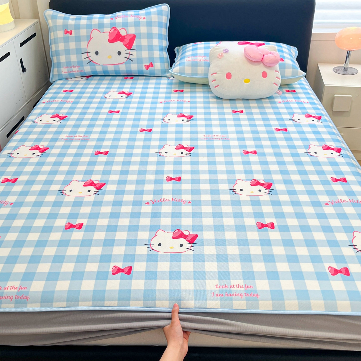 91家纺网 家纺一手货源 找家纺 暮思家居 2026新款三丽鸥正版授权数码印花A类可机洗1200D冰丝凉席三件套床笠款系列 床笠款-乖巧KT