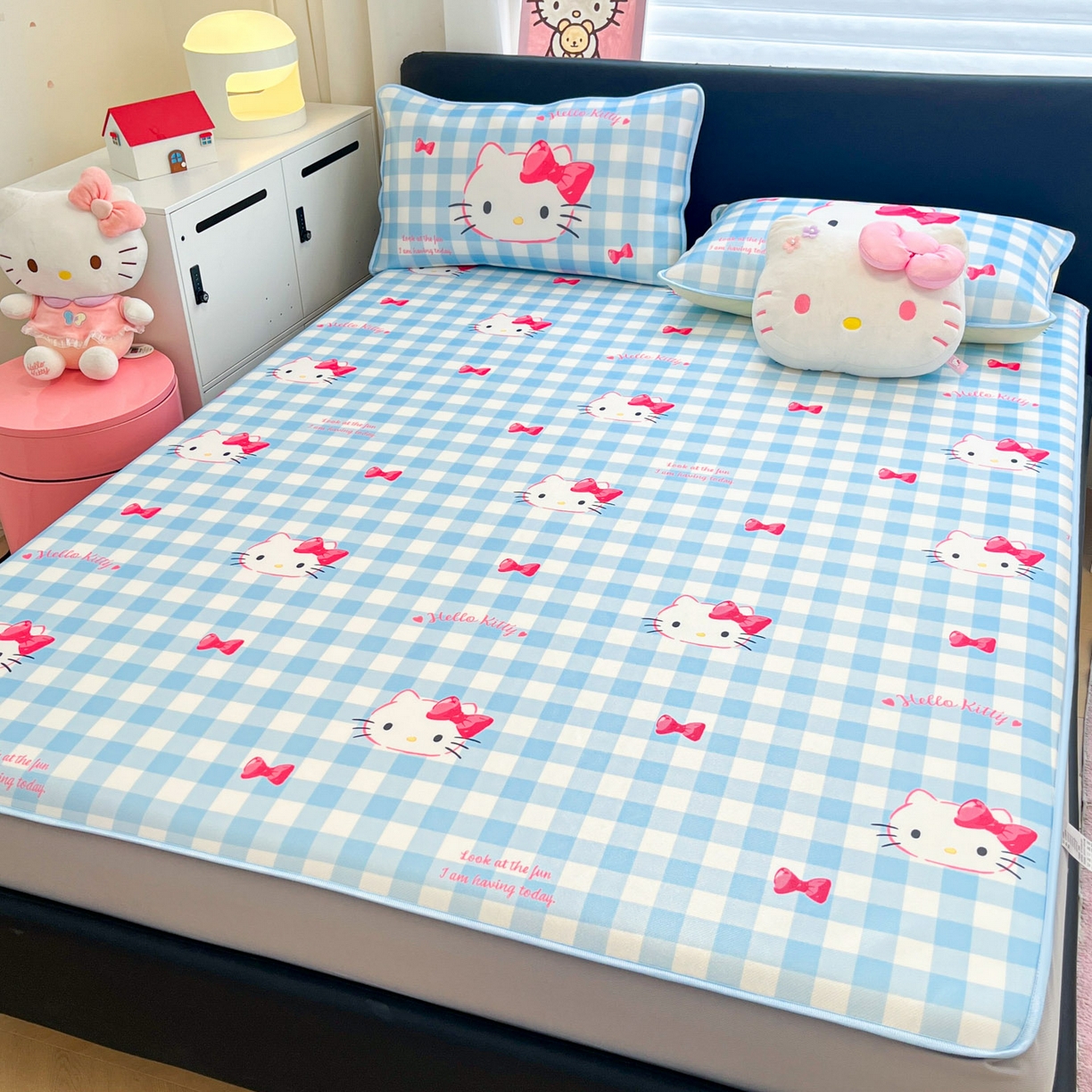 91家纺网 家纺一手货源 找家纺 暮思家居 2026新款三丽鸥正版授权数码印花A类可机洗1200D冰丝凉席三件套床笠款系列 床笠款-乖巧KT