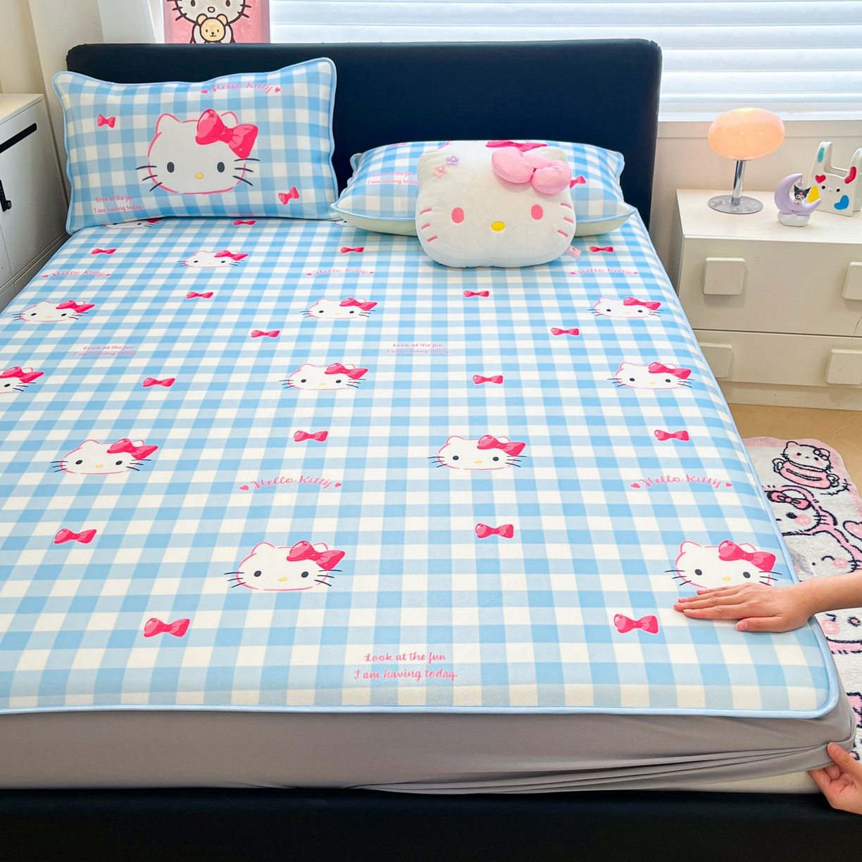 91家纺网 家纺一手货源 找家纺 暮思家居 2026新款三丽鸥正版授权数码印花A类可机洗1200D冰丝凉席三件套床笠款系列 床笠款-乖巧KT