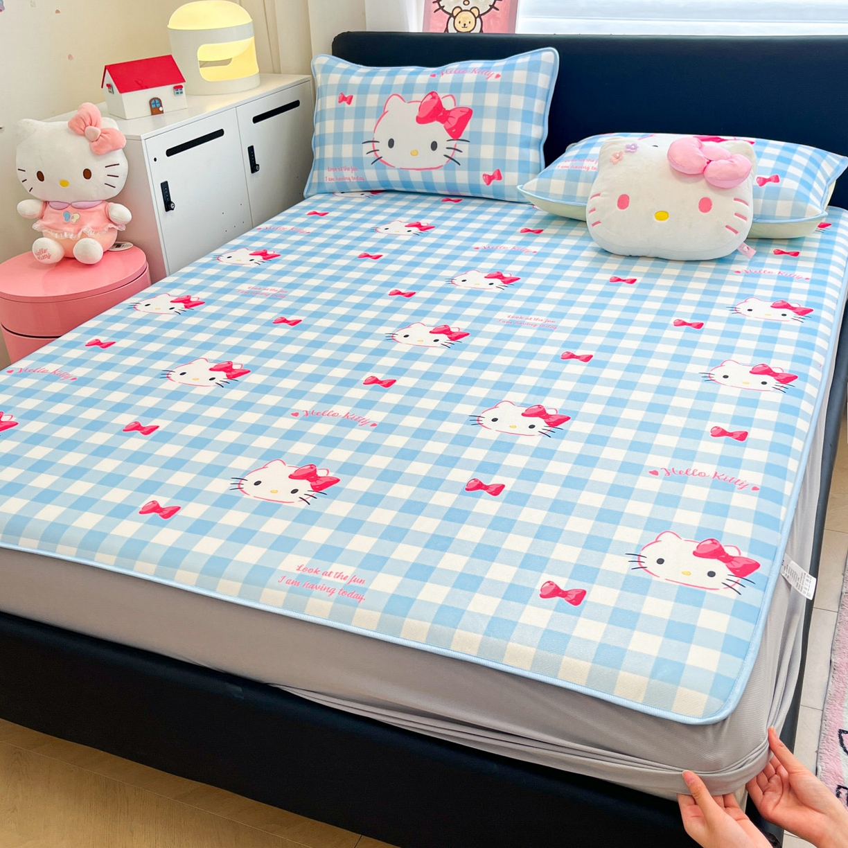 91家纺网 家纺一手货源 找家纺 暮思家居 2026新款三丽鸥正版授权数码印花A类可机洗1200D冰丝凉席三件套床笠款系列 床笠款-乖巧KT