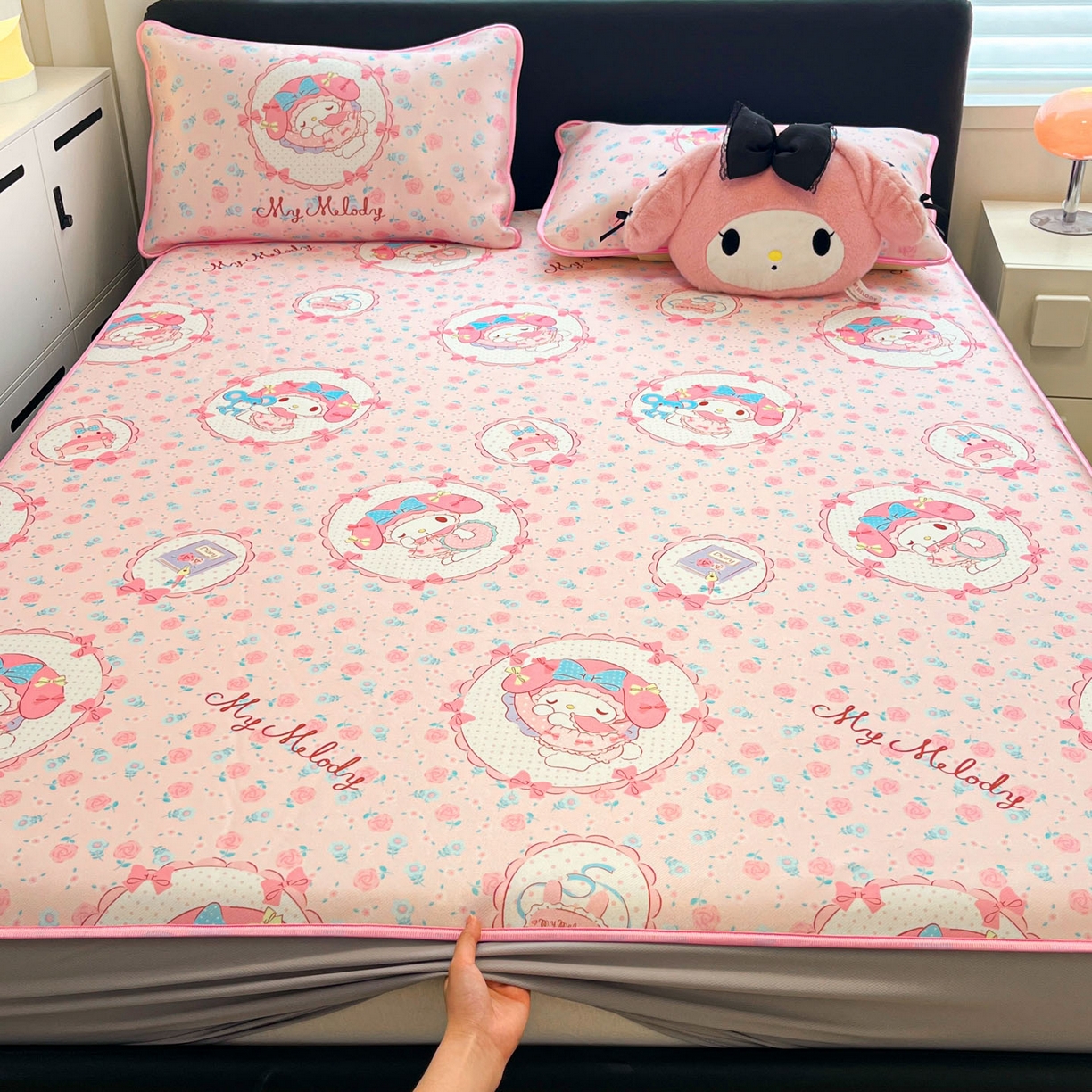 91家纺网 家纺一手货源 找家纺 暮思家居 2026新款三丽鸥正版授权数码印花A类可机洗1200D冰丝凉席三件套床笠款系列 床笠款-花花美乐蒂