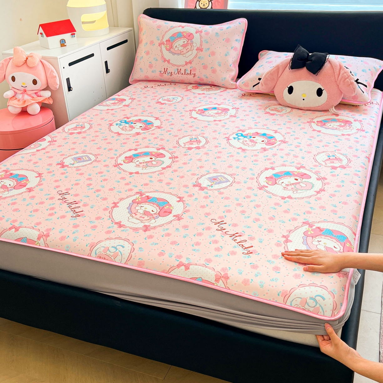 91家纺网 家纺一手货源 找家纺 暮思家居 2026新款三丽鸥正版授权数码印花A类可机洗1200D冰丝凉席三件套床笠款系列 床笠款-花花美乐蒂