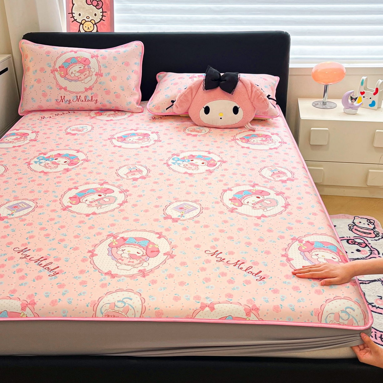 91家纺网 家纺一手货源 找家纺 暮思家居 2026新款三丽鸥正版授权数码印花A类可机洗1200D冰丝凉席三件套床笠款系列 床笠款-花花美乐蒂