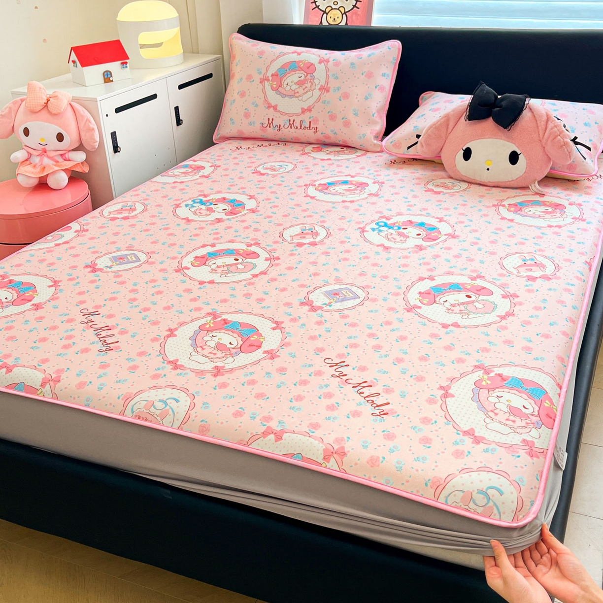 91家纺网 家纺一手货源 找家纺 暮思家居 2026新款三丽鸥正版授权数码印花A类可机洗1200D冰丝凉席三件套床笠款系列 床笠款-花花美乐蒂