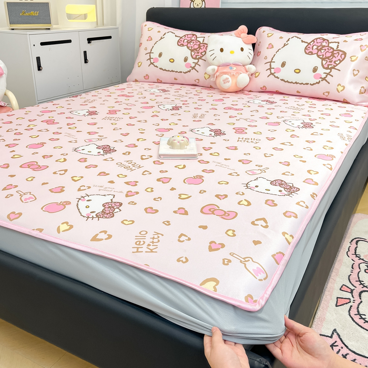 91家纺网 家纺一手货源 找家纺 暮思家居 2026新款三丽鸥正版授权数码印花A类可机洗1200D冰丝凉席三件套床笠款系列 床笠款-凯蒂乐园