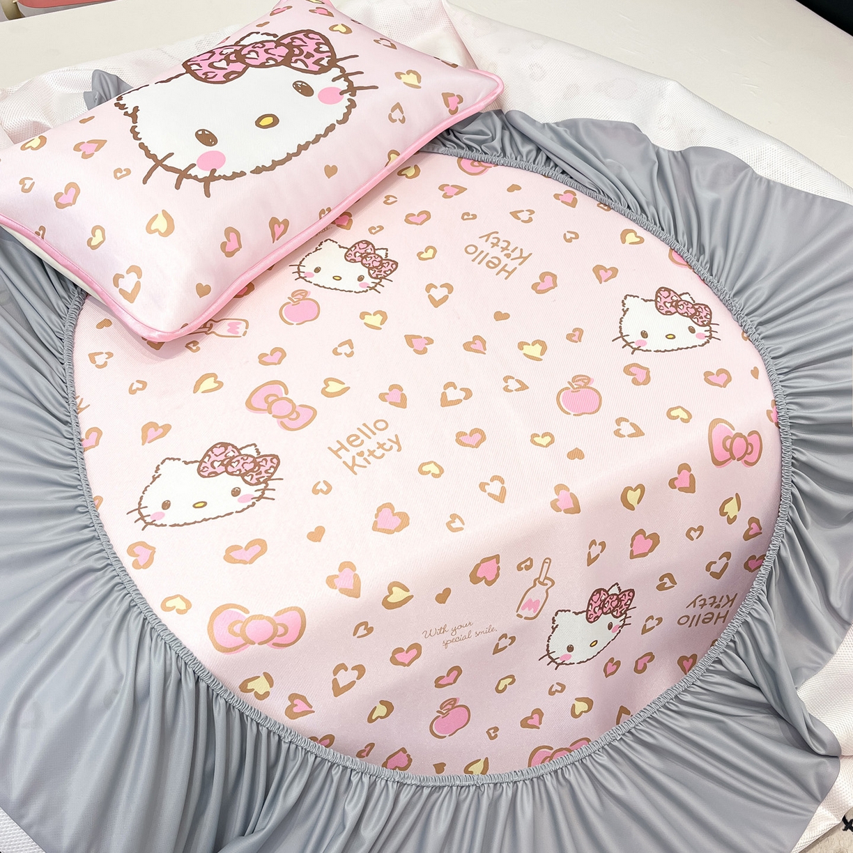 91家纺网 家纺一手货源 找家纺 暮思家居 2026新款三丽鸥正版授权数码印花A类可机洗1200D冰丝凉席三件套床笠款系列 床笠款-凯蒂乐园