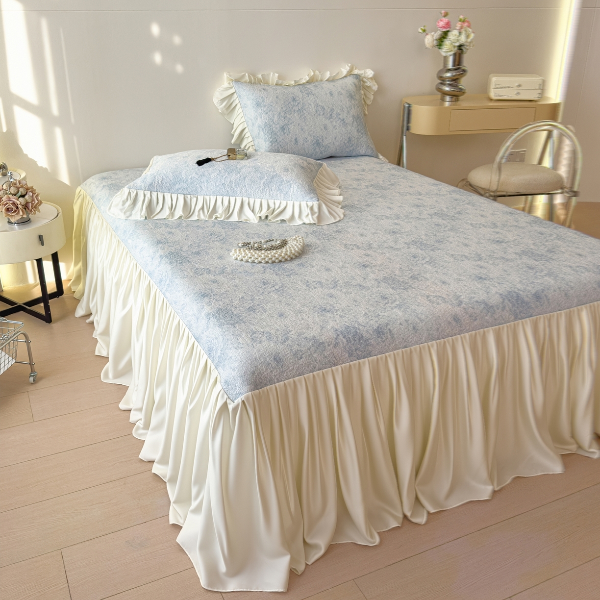 91家纺网 家纺一手货源 找家纺 孩子王家纺 2026新款法式风冰豆豆凉席夏天冰丝席凉感值过0.21夏季可机洗家用软席床裙款A 花园布鲁蓝