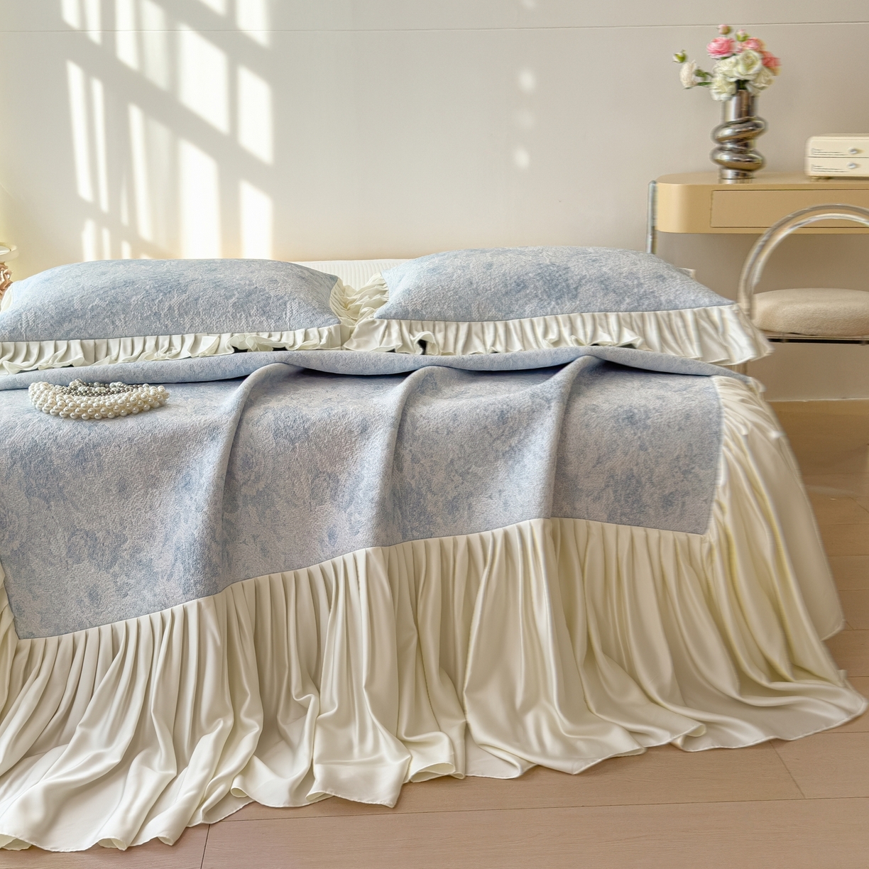 91家纺网 家纺一手货源 找家纺 孩子王家纺 2026新款法式风冰豆豆凉席夏天冰丝席凉感值过0.21夏季可机洗家用软席床裙款A 花园布鲁蓝