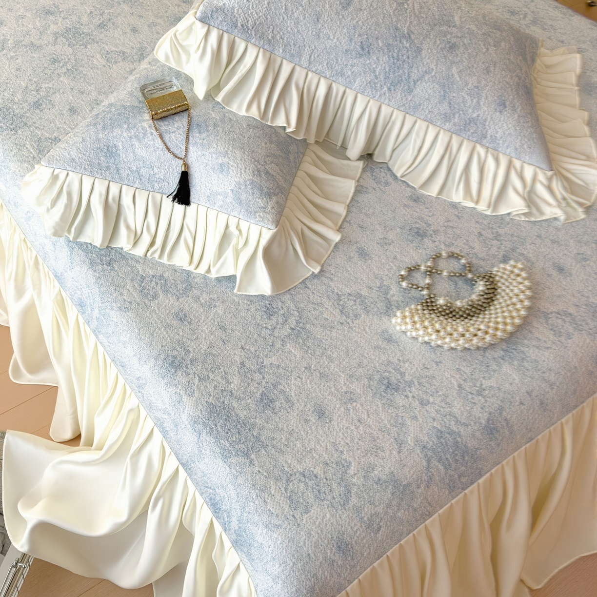 91家纺网 家纺一手货源 找家纺 孩子王家纺 2026新款法式风冰豆豆凉席夏天冰丝席凉感值过0.21夏季可机洗家用软席床裙款A 花园布鲁蓝