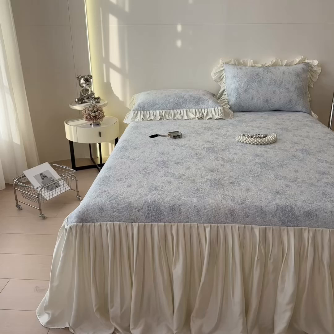 91家纺网 家纺一手货源 找家纺 孩子王家纺 2026新款法式风冰豆豆凉席夏天冰丝席凉感值过0.21夏季可机洗家用软席床裙款A 花园布鲁蓝