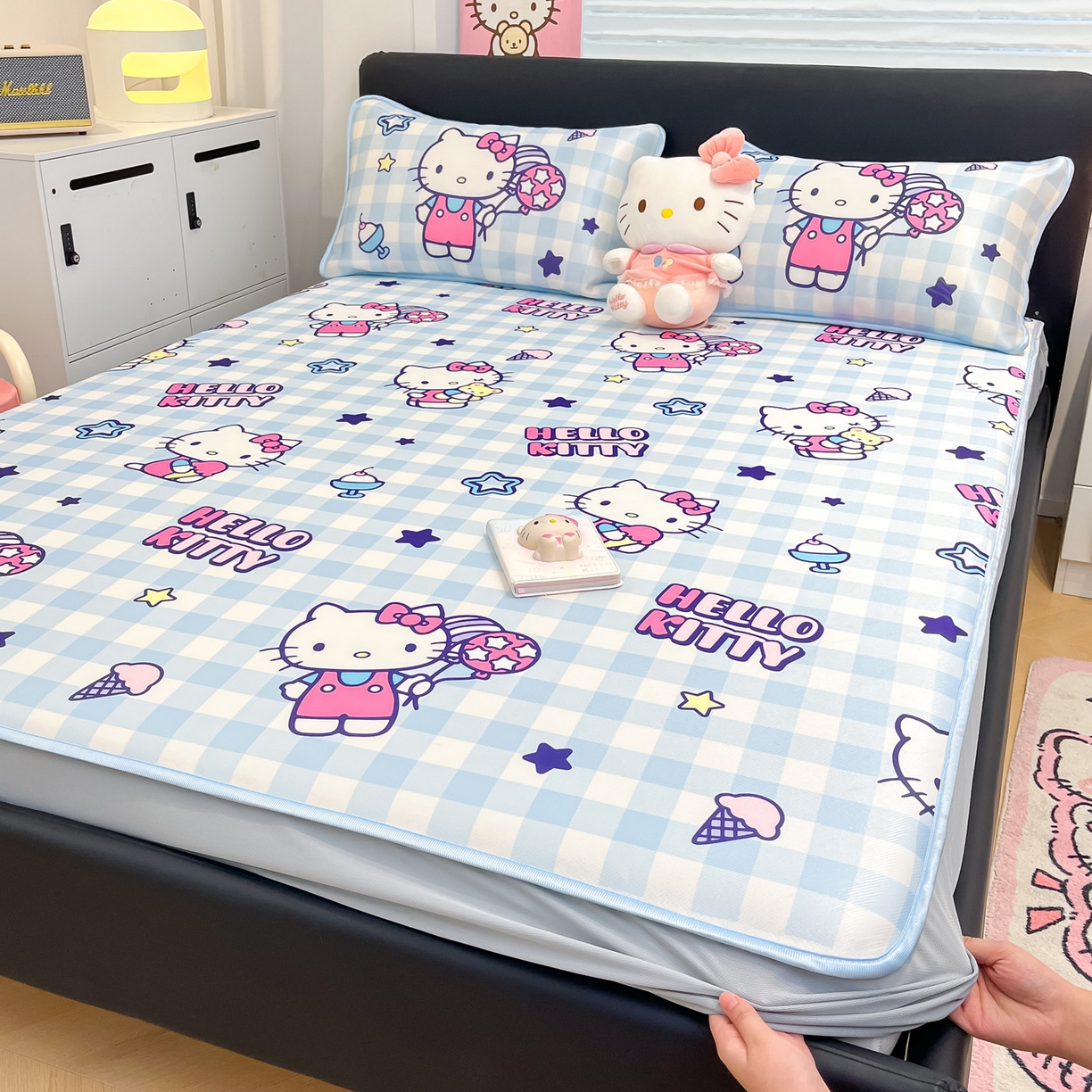 91家纺网 家纺一手货源 找家纺 暮思家居 2026新款三丽鸥正版授权数码印花A类可机洗1200D冰丝凉席三件套床笠款系列 床笠款-蓝格KT