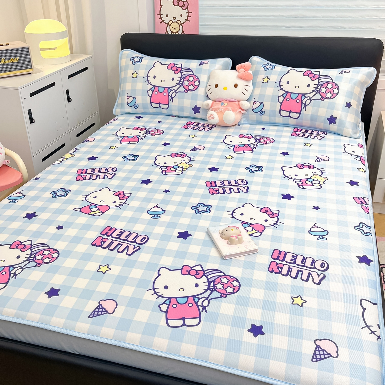 91家纺网 家纺一手货源 找家纺 暮思家居 2026新款三丽鸥正版授权数码印花A类可机洗1200D冰丝凉席三件套床笠款系列 床笠款-蓝格KT