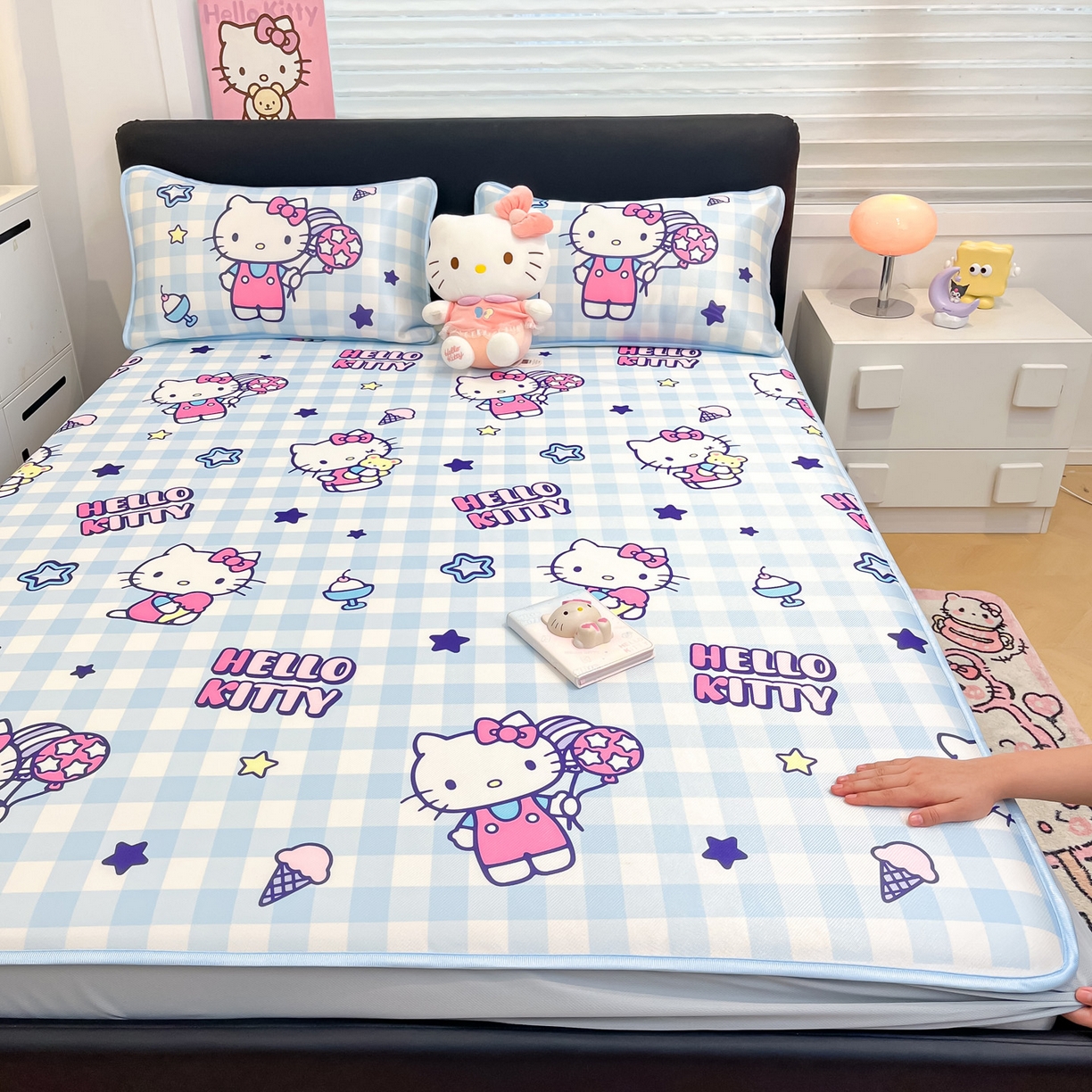 91家纺网 家纺一手货源 找家纺 暮思家居 2026新款三丽鸥正版授权数码印花A类可机洗1200D冰丝凉席三件套床笠款系列 床笠款-蓝格KT