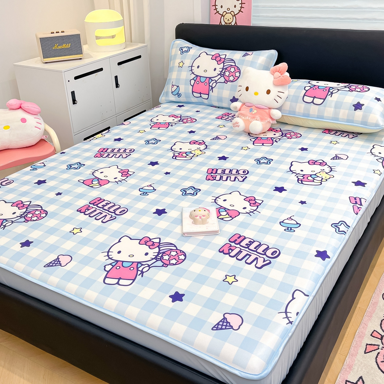 91家纺网 家纺一手货源 找家纺 暮思家居 2026新款三丽鸥正版授权数码印花A类可机洗1200D冰丝凉席三件套床笠款系列 床笠款-蓝格KT