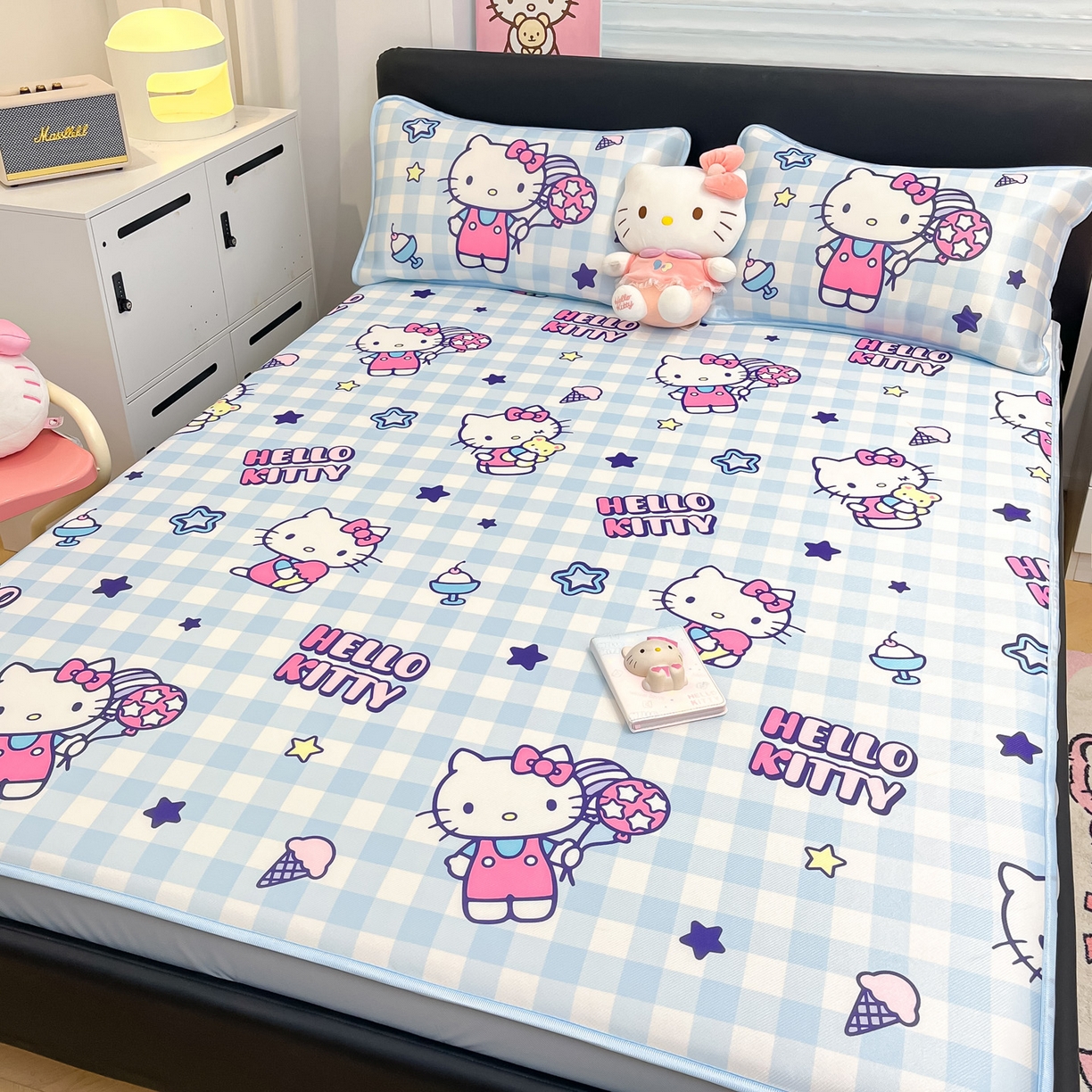 91家纺网 家纺一手货源 找家纺 暮思家居 2026新款三丽鸥正版授权数码印花A类可机洗1200D冰丝凉席三件套床笠款系列 床笠款-蓝格KT