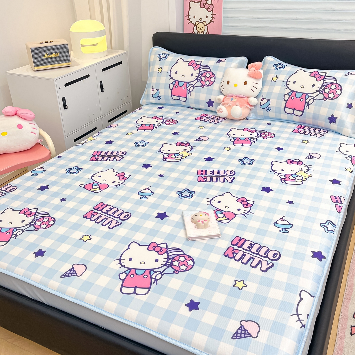 91家纺网 家纺一手货源 找家纺 暮思家居 2026新款三丽鸥正版授权数码印花A类可机洗1200D冰丝凉席三件套床笠款系列 床笠款-蓝格KT