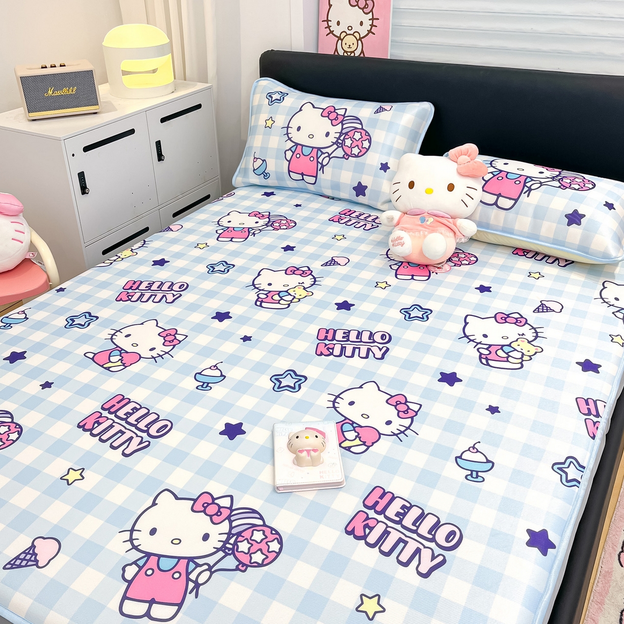 91家纺网 家纺一手货源 找家纺 暮思家居 2026新款三丽鸥正版授权数码印花A类可机洗1200D冰丝凉席三件套床笠款系列 床笠款-蓝格KT