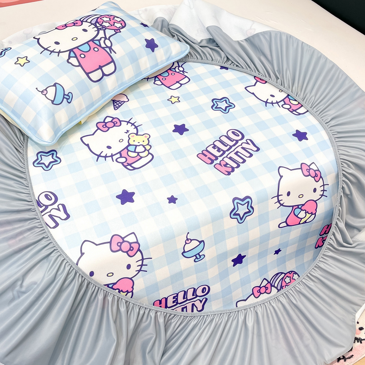 91家纺网 家纺一手货源 找家纺 暮思家居 2026新款三丽鸥正版授权数码印花A类可机洗1200D冰丝凉席三件套床笠款系列 床笠款-蓝格KT