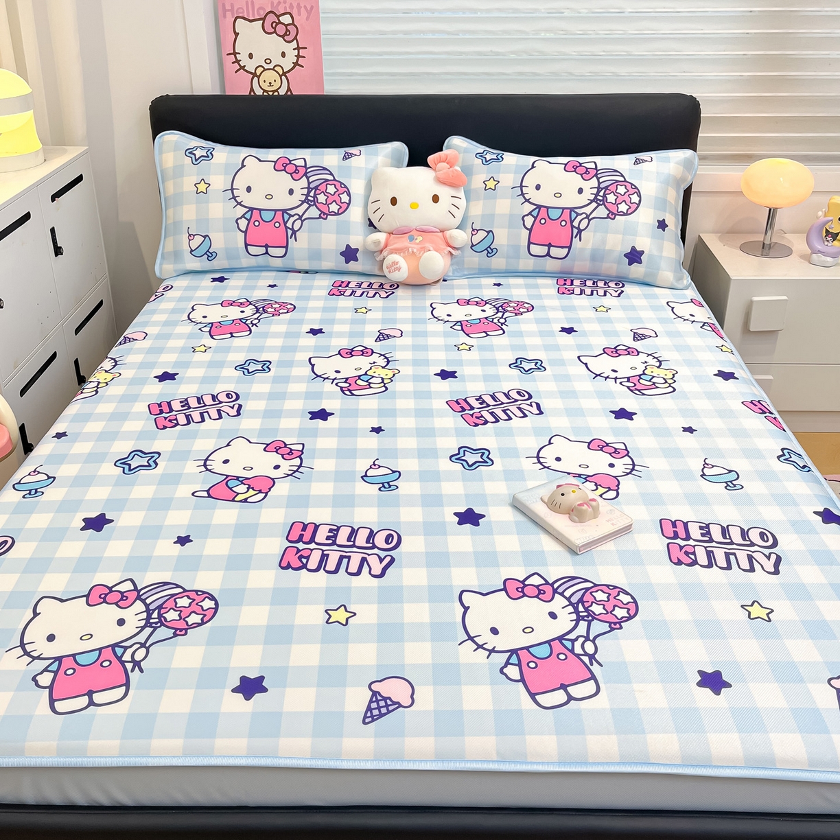 91家纺网 家纺一手货源 找家纺 暮思家居 2026新款三丽鸥正版授权数码印花A类可机洗1200D冰丝凉席三件套床笠款系列 床笠款-蓝格KT