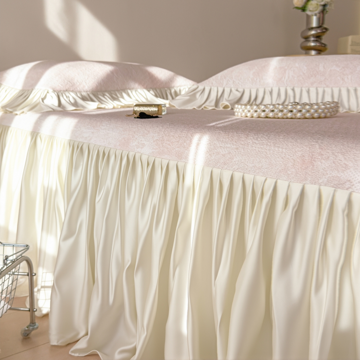 91家纺网 家纺一手货源 找家纺 孩子王家纺 2026新款法式风冰豆豆凉席夏天冰丝席凉感值过0.21夏季可机洗家用软席床裙款A 花园蜜桃粉