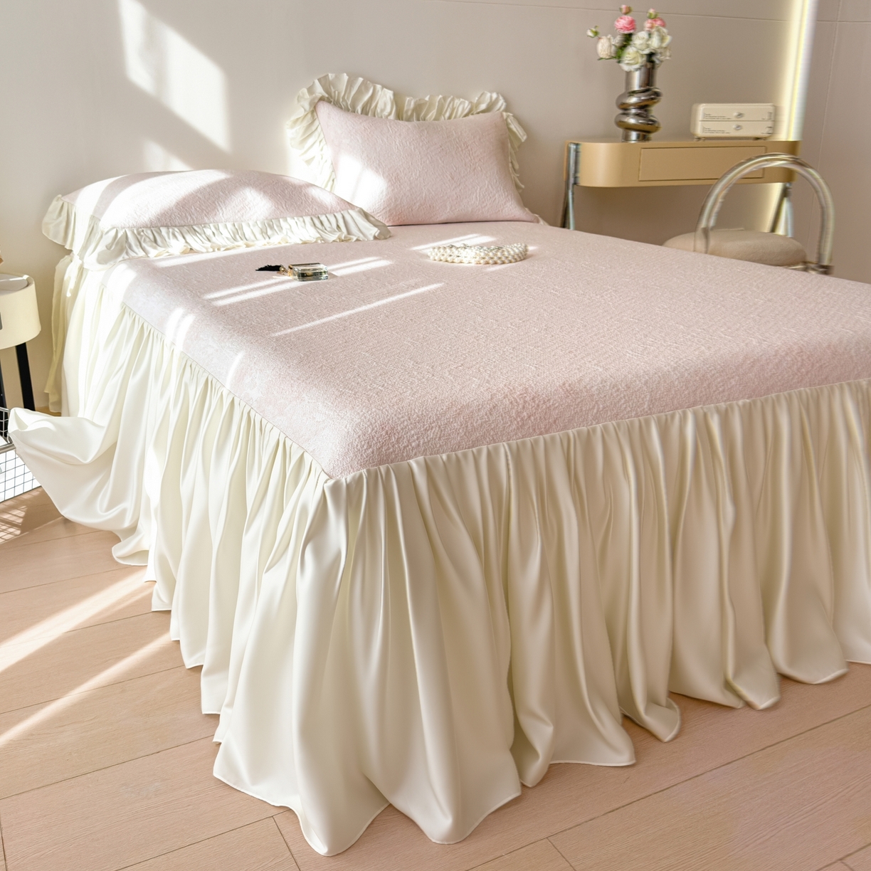 91家纺网 家纺一手货源 找家纺 孩子王家纺 2026新款法式风冰豆豆凉席夏天冰丝席凉感值过0.21夏季可机洗家用软席床裙款A 花园蜜桃粉