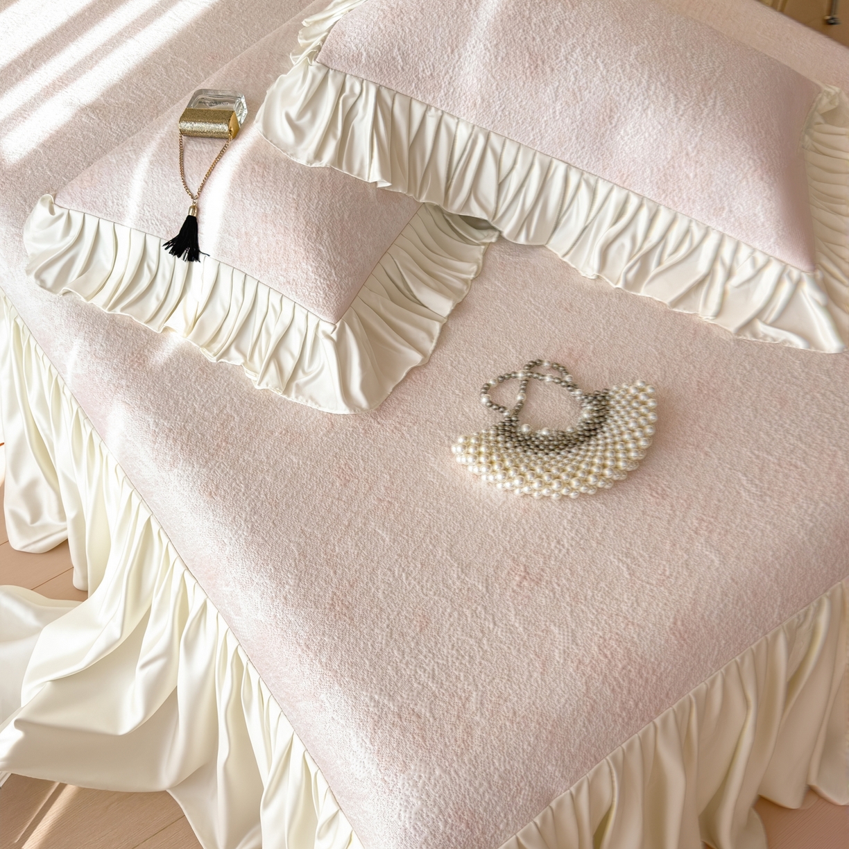 91家纺网 家纺一手货源 找家纺 孩子王家纺 2026新款法式风冰豆豆凉席夏天冰丝席凉感值过0.21夏季可机洗家用软席床裙款A 花园蜜桃粉