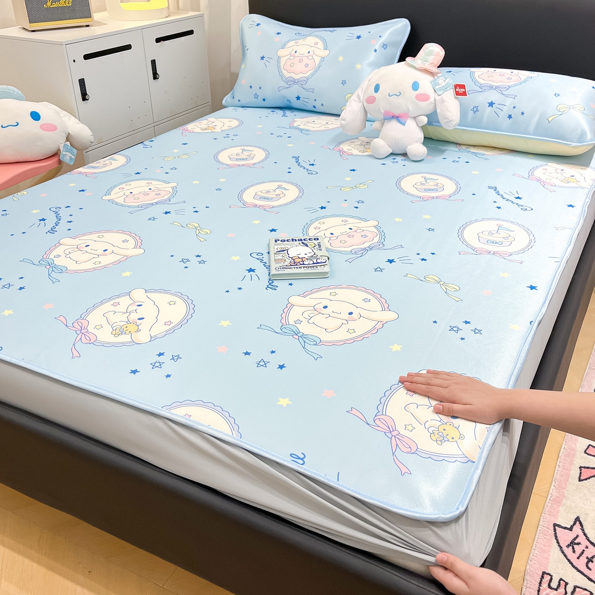 91家纺网 家纺一手货源 找家纺 暮思家居 2026新款三丽鸥正版授权数码印花A类可机洗1200D冰丝凉席三件套床笠款系列 床笠款-蓝色玉桂狗