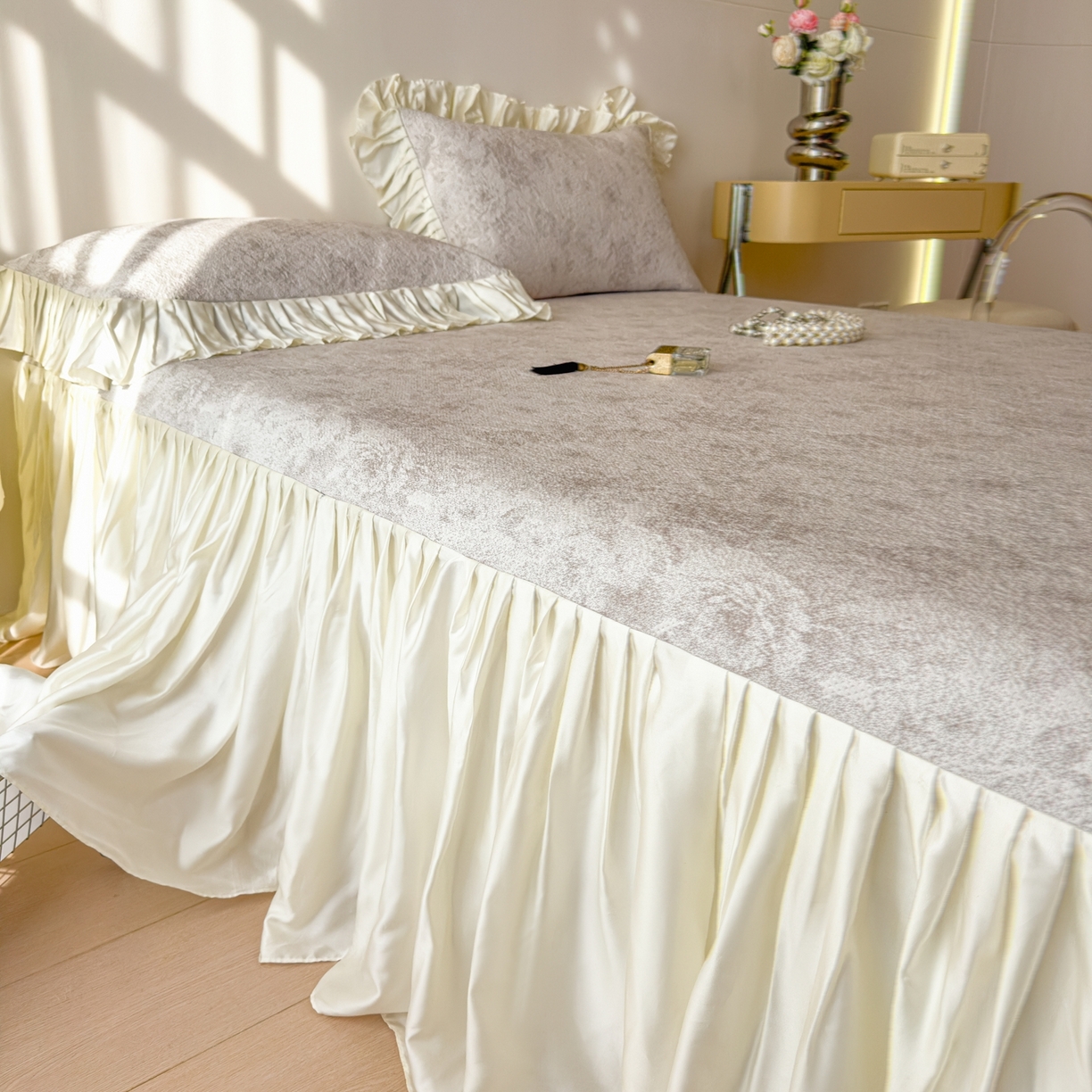 91家纺网 家纺一手货源 找家纺 孩子王家纺 2026新款法式风冰豆豆凉席夏天冰丝席凉感值过0.21夏季可机洗家用软席床裙款A 花园秋月咖