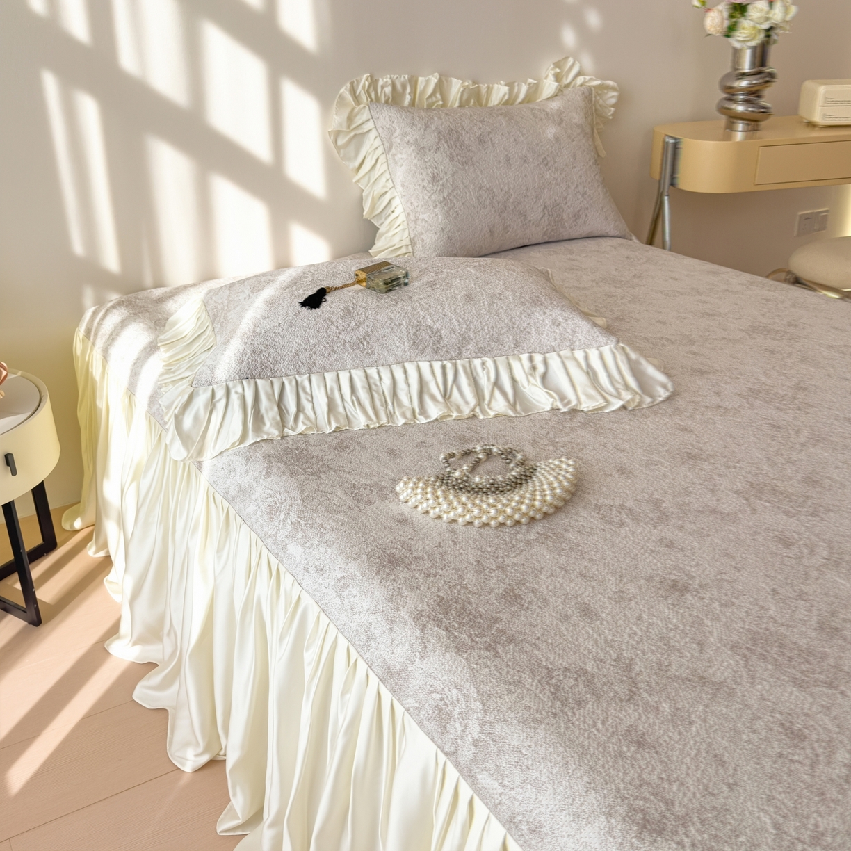 91家纺网 家纺一手货源 找家纺 孩子王家纺 2026新款法式风冰豆豆凉席夏天冰丝席凉感值过0.21夏季可机洗家用软席床裙款A 花园秋月咖