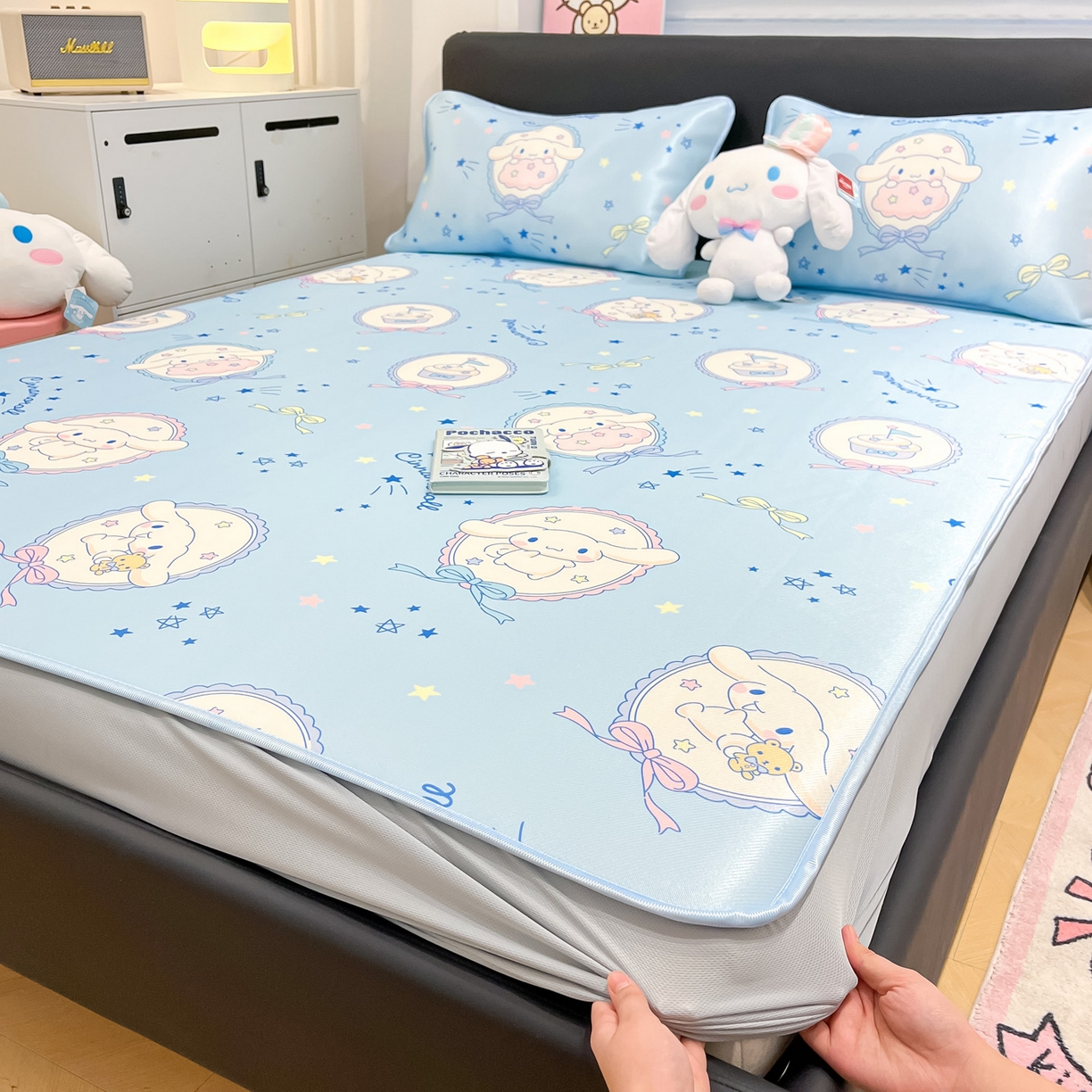 91家纺网 家纺一手货源 找家纺 暮思家居 2026新款三丽鸥正版授权数码印花A类可机洗1200D冰丝凉席三件套床笠款系列 床笠款-蓝色玉桂狗